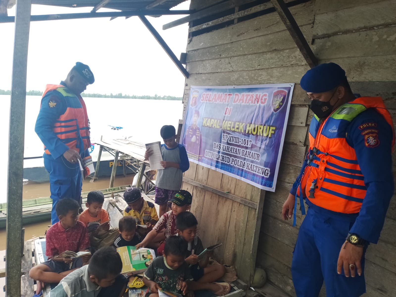 Kapal Patroli XVIII - 1017 Gelorakan Minat Baca Kepada Anak - Anak Pesisir