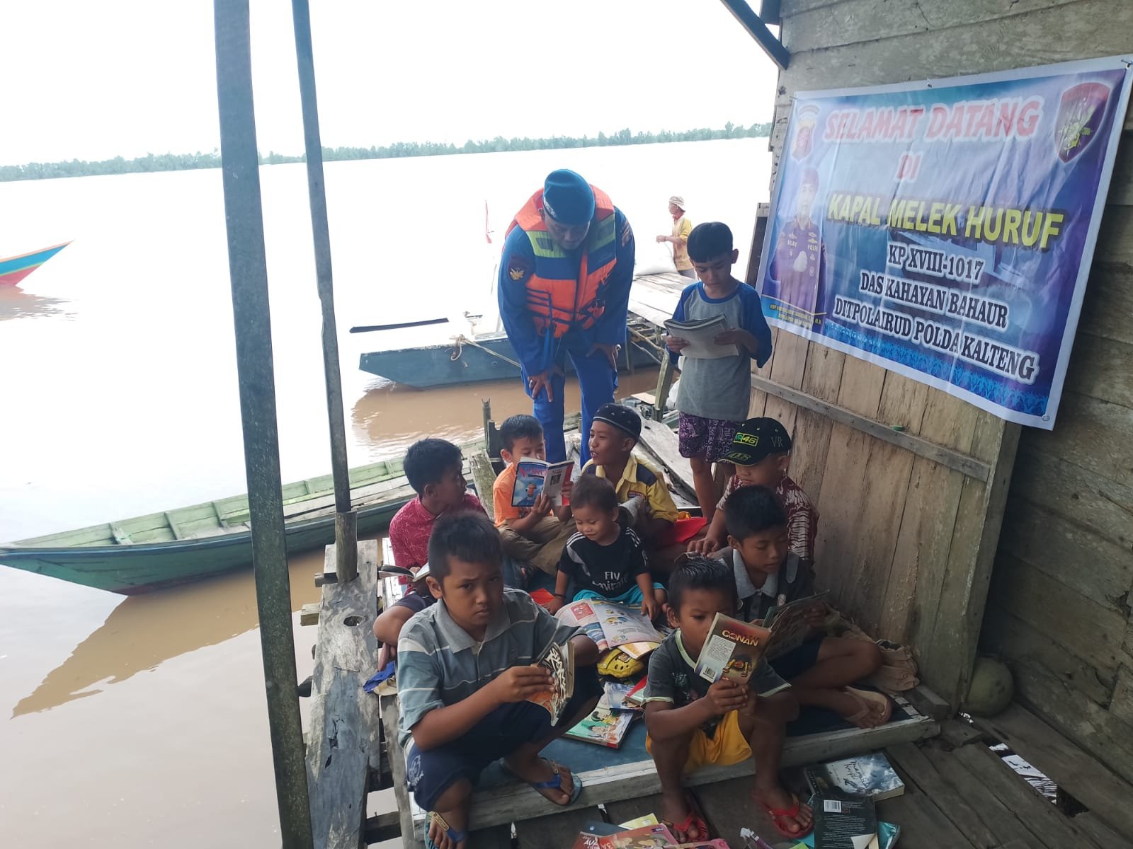 Kapal Patroli XVIII - 1017 Gelorakan Minat Baca Kepada Anak - Anak Pesisir