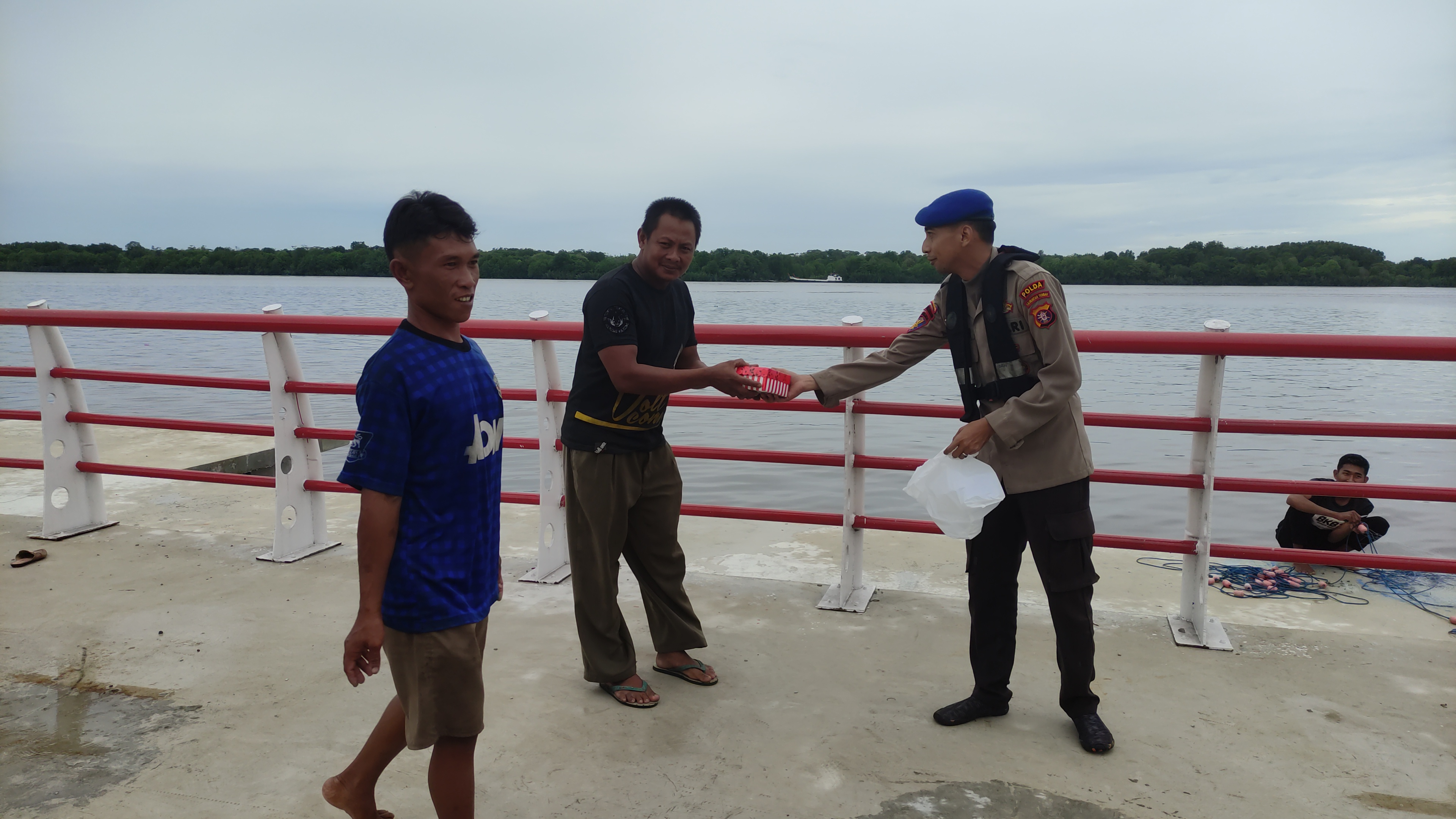 Tali Asih Di Bulan Ramadhan, Ditpolairud Membagikan Takjil