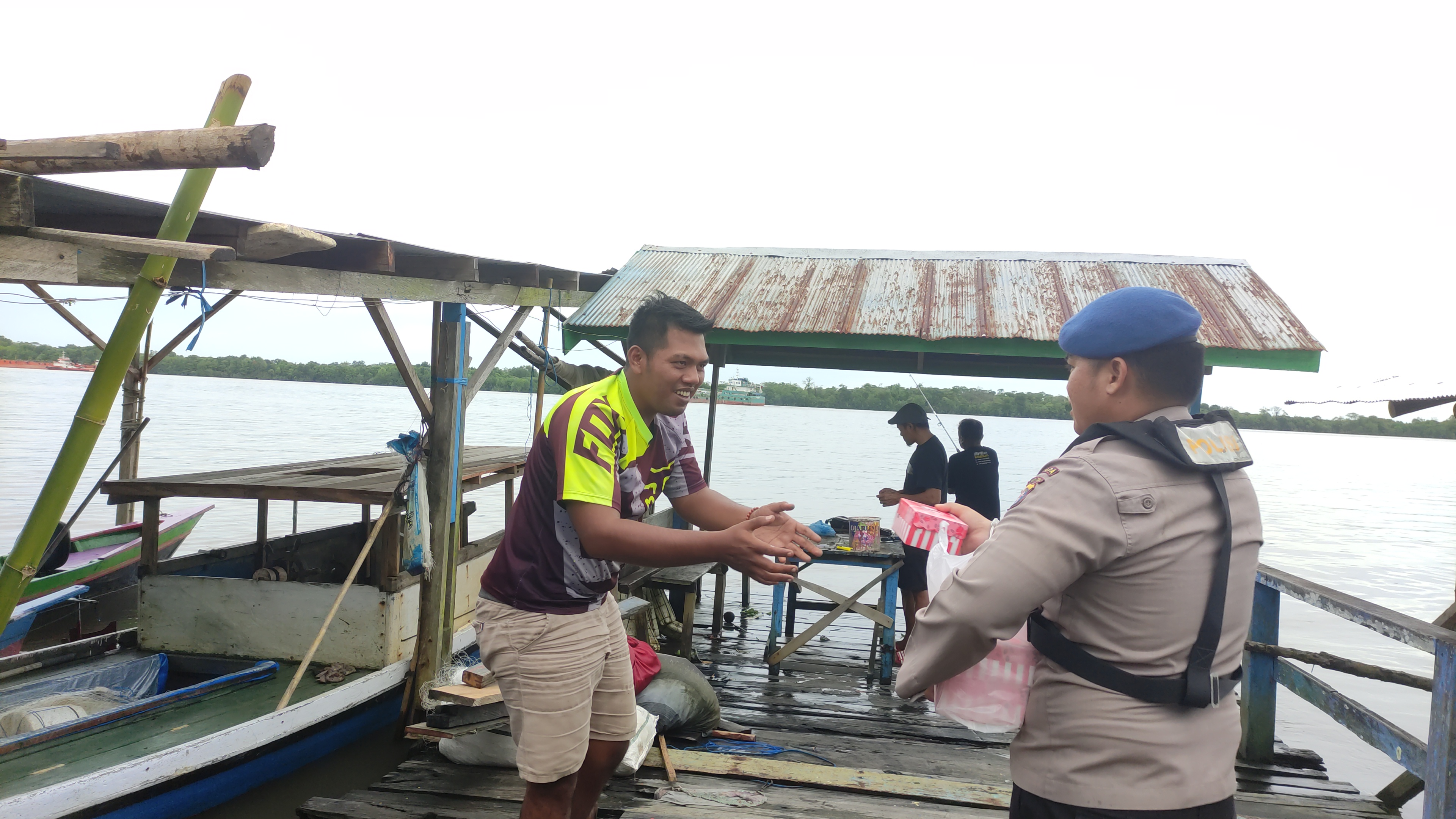 Tali Asih Di Bulan Ramadhan, Ditpolairud Membagikan Takjil