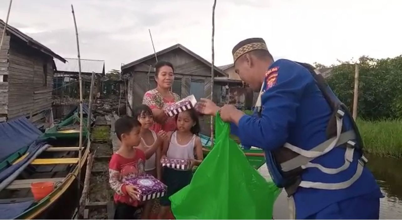 Ramadhan Penuh Berkah, KP XVIII-2005 Bagikan Takjil Gratis