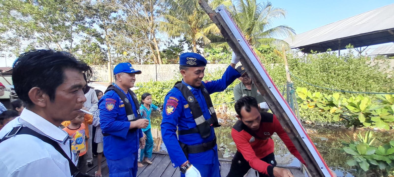 Viral Video Buaya Di Sampit, Personel Kapal Patroli  KP XVIII 1004 Ditpolairud Beserta Tim Gabungan Pasang Spanduk Imbauan