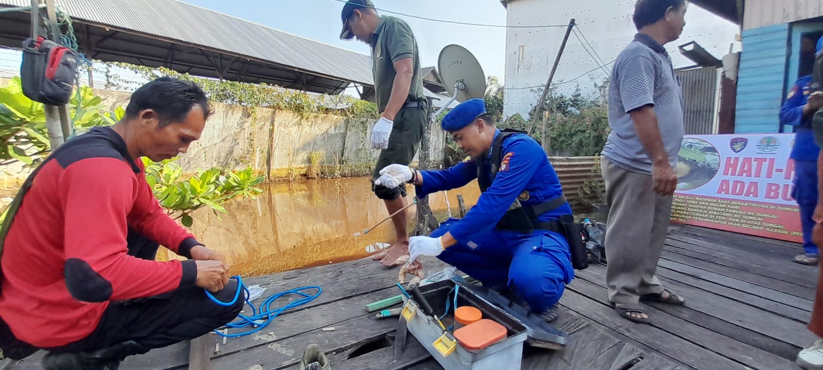 Viral Video Buaya Di Sampit, Personel Kapal Patroli  KP XVIII 1004 Ditpolairud Beserta Tim Gabungan Pasang Spanduk Imbauan