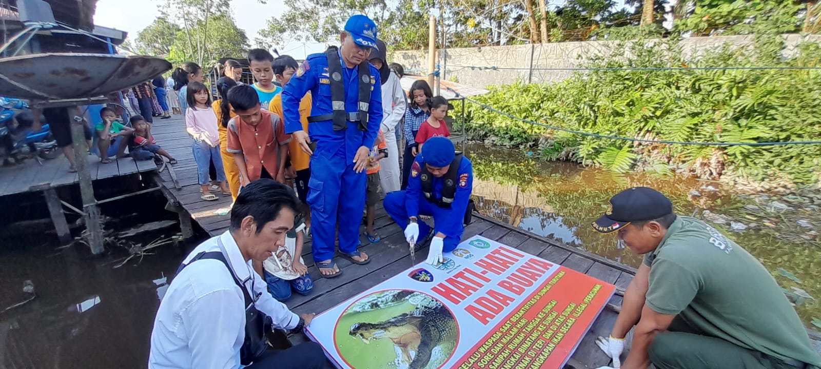 Viral Video Buaya Di Sampit, Personel Kapal Patroli  KP XVIII 1004 Ditpolairud Beserta Tim Gabungan Pasang Spanduk Imbauan