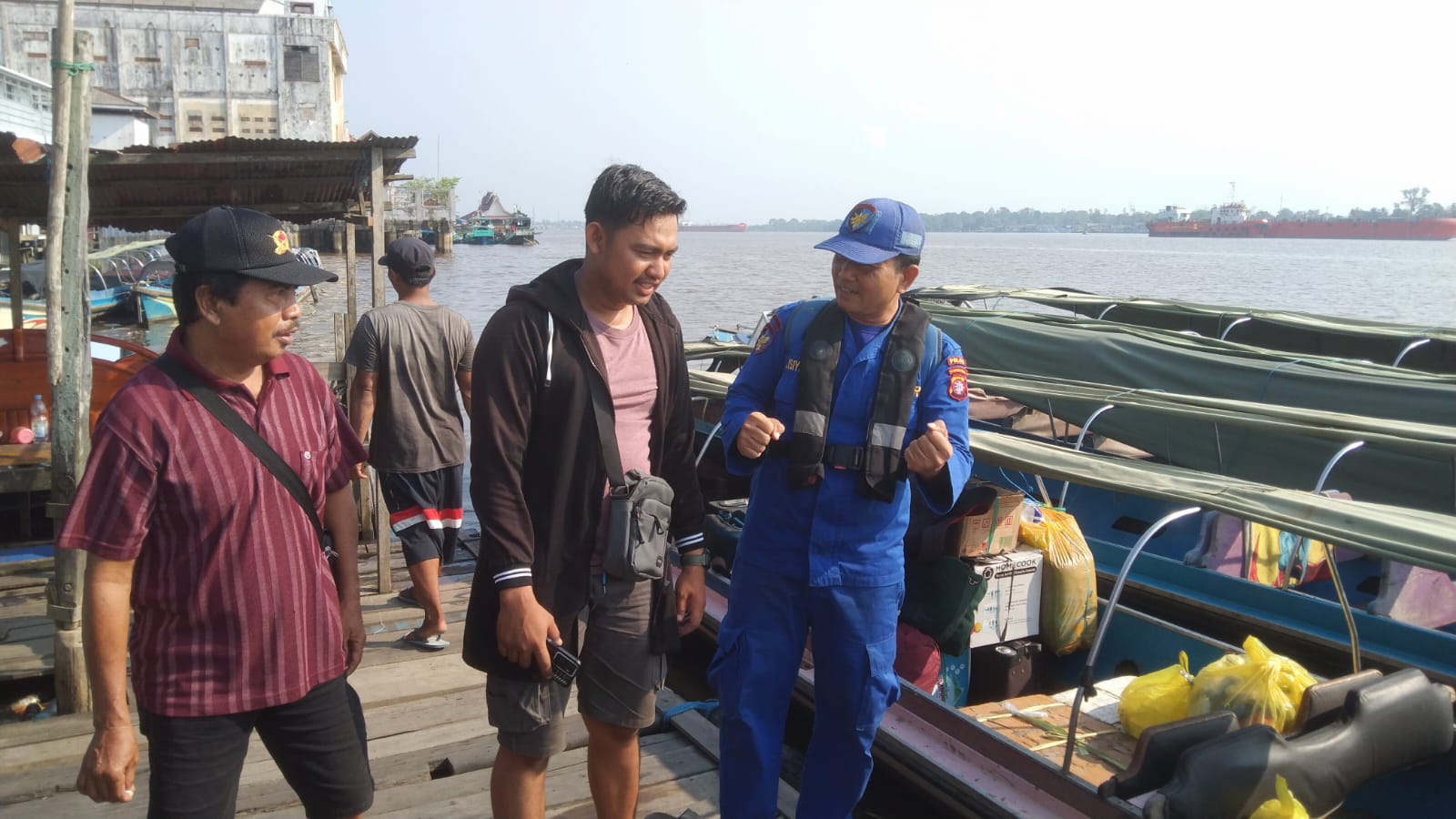 Personel KP XVIII -1004 Ditpolairud Berikan Imbauan Pada Penumpang Long Boat Pegatan