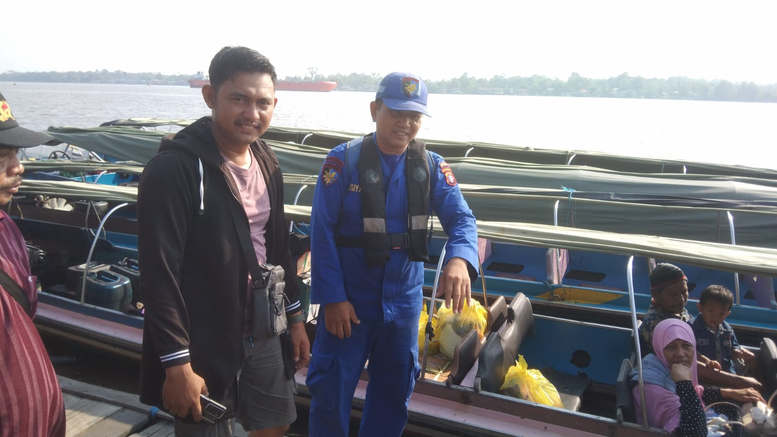 Personel KP XVIII -1004 Ditpolairud Berikan Imbauan Pada Penumpang Long Boat Pegatan