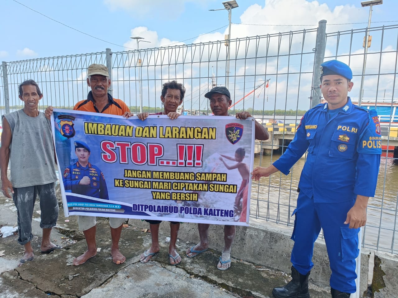 Personel Ditpolairud Imbau Warga Kuala Jelai Turut Jaga Kebersihan Sungai