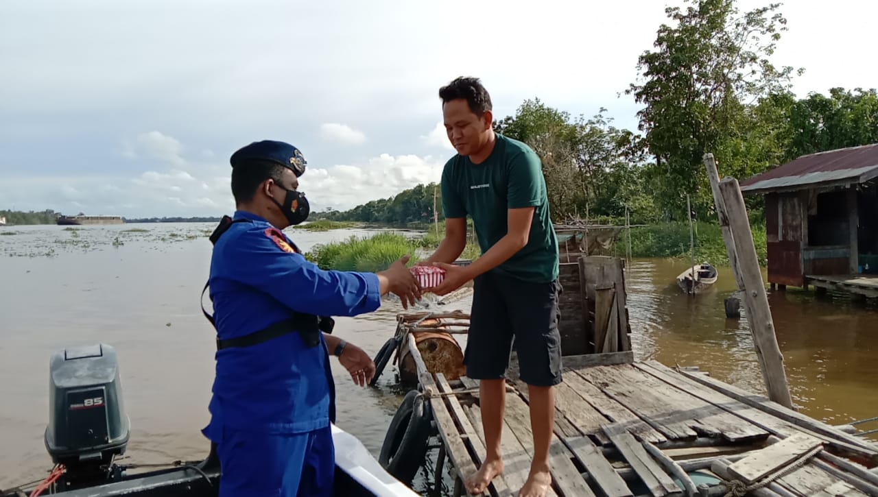Ramadhan Bulan Penuh Berkah, Ditpolairud Bagikan Takjil Pada Masyarakat Das Barito