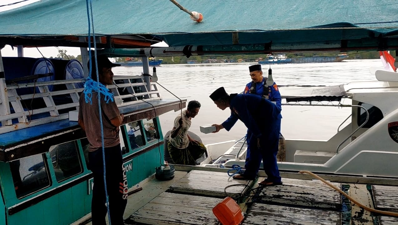 Amal Sedekah Di Bulan Ramadhan, KP XVIII-1004 Membagikan Takjil