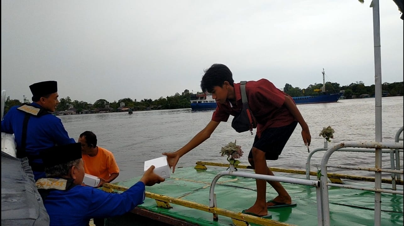 Amal Sedekah Di Bulan Ramadhan, KP XVIII-1004 Membagikan Takjil