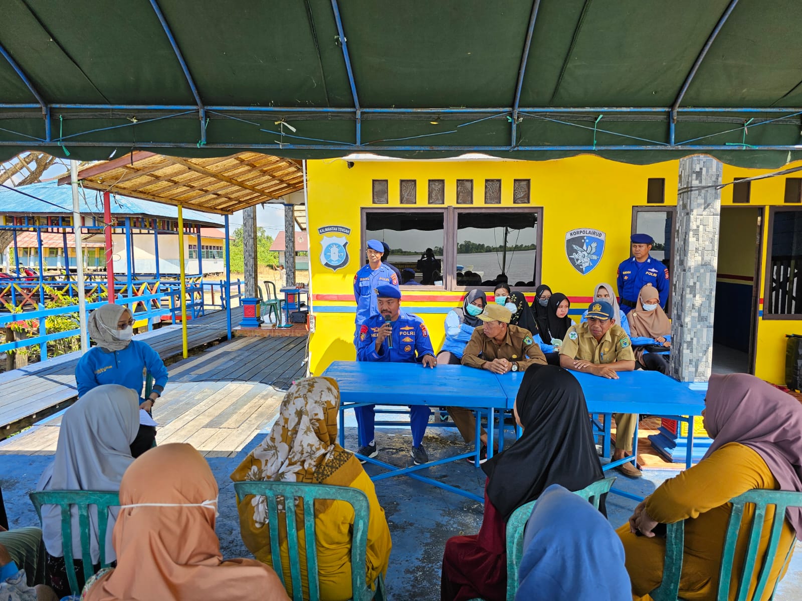 Ditpolairud Berikan Bantuan Sembako  Dan Pelayanan Kesehatan Kepada Warga Desa Palangakau Baru