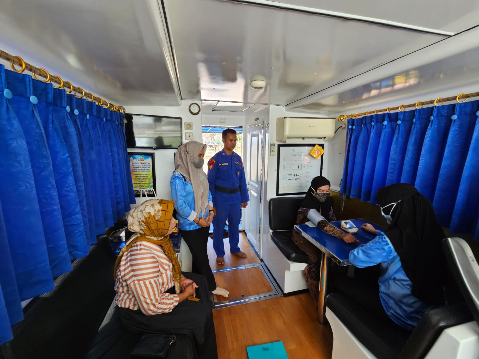 Ditpolairud Berikan Bantuan Sembako  Dan Pelayanan Kesehatan Kepada Warga Desa Palangakau Baru