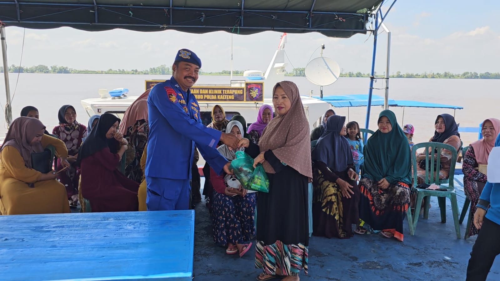 Ditpolairud Berikan Bantuan Sembako  Dan Pelayanan Kesehatan Kepada Warga Desa Palangakau Baru