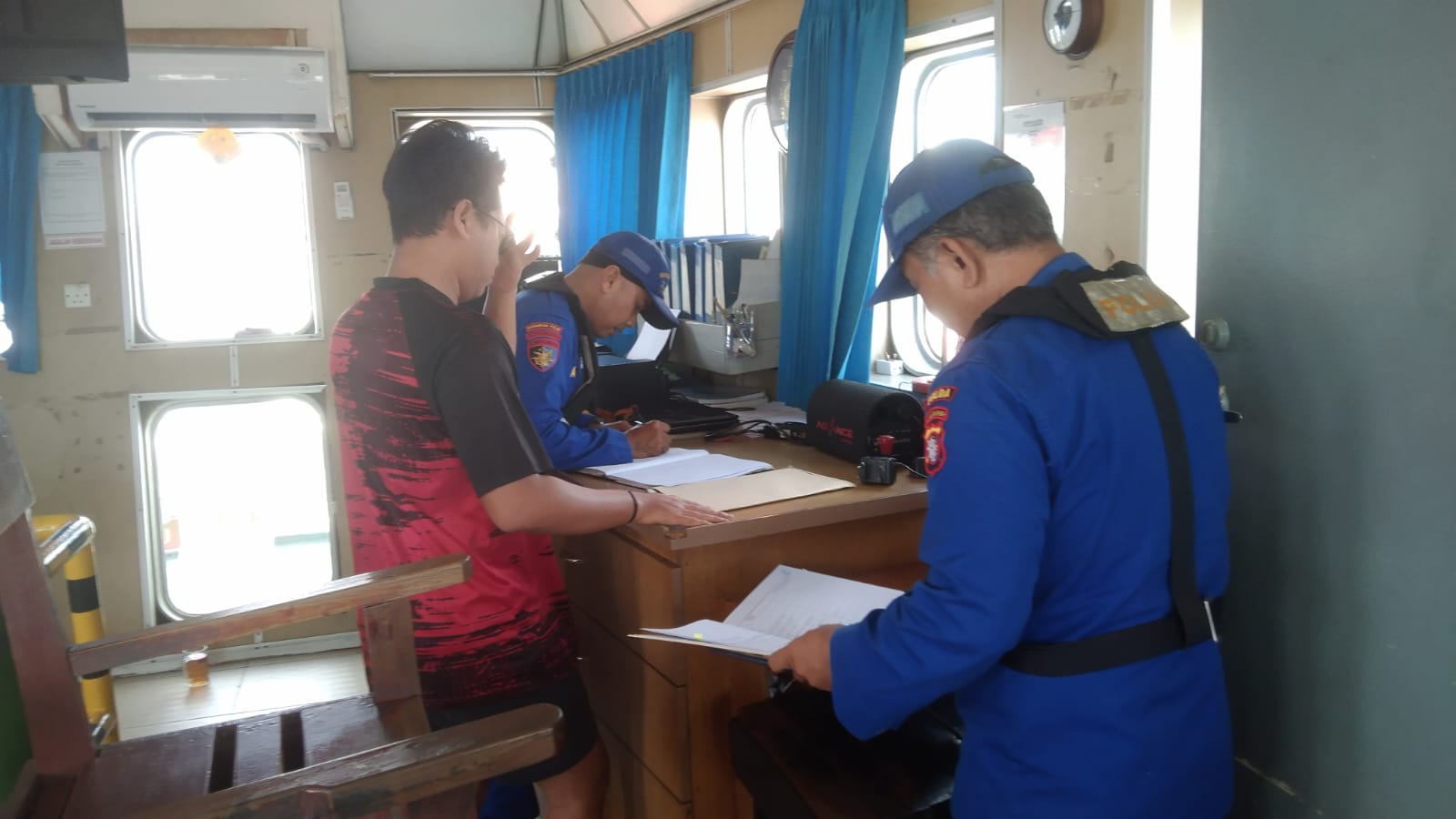 Tekan Aksi Terorisme Di Das Mentaya , Personel KP XVIII 1004 Ditpolairud Berikan Imbauan Kepada Pelayar