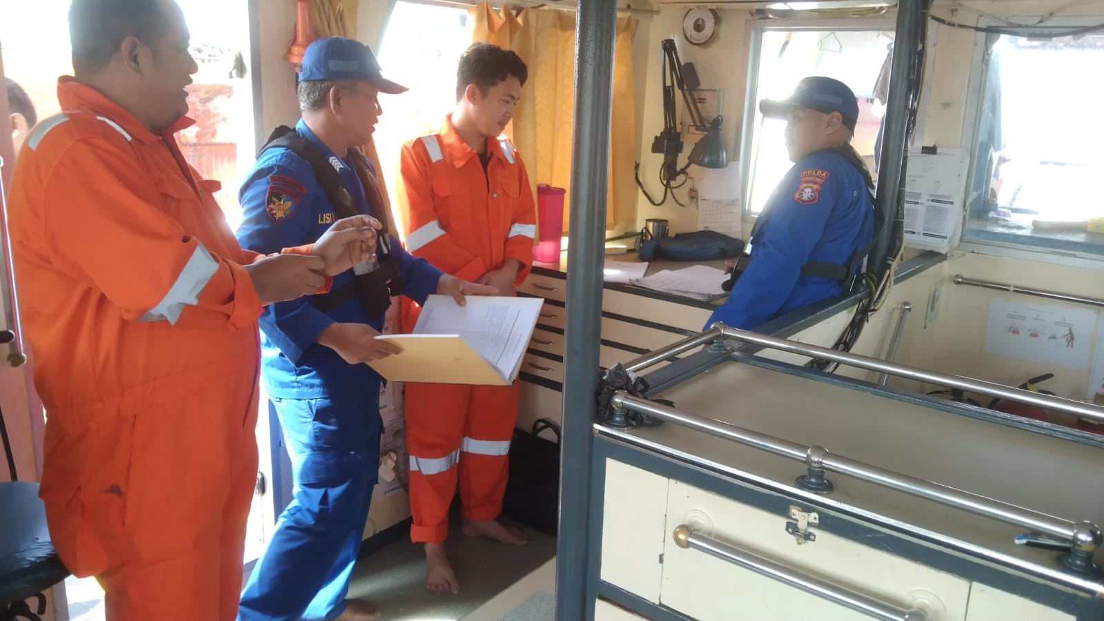 Tekan Aksi Terorisme Di Das Mentaya , Personel KP XVIII 1004 Ditpolairud Berikan Imbauan Kepada Pelayar