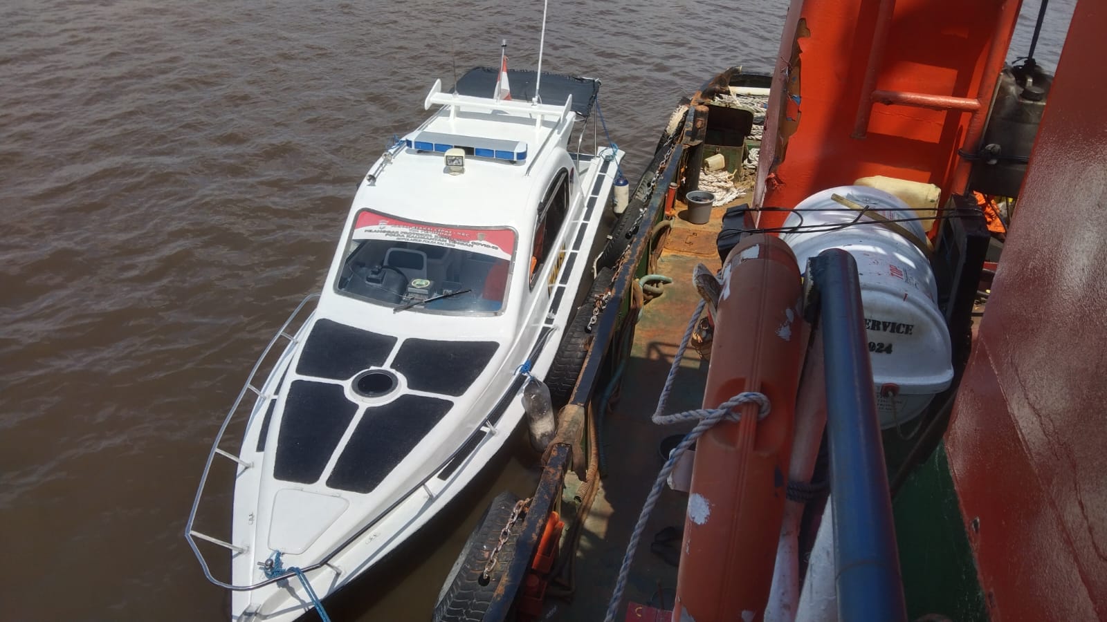 Tekan Aksi Terorisme Di Das Mentaya , Personel KP XVIII 1004 Ditpolairud Berikan Imbauan Kepada Pelayar