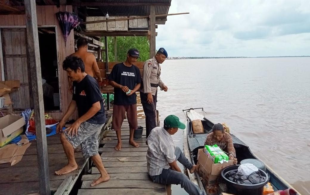 Pastikan Situasi Kondusif Di Perairan Bahaur, Personel Ditpolairud Berikan Imbauan Kamtibmas Kepada Masyarakat Pesisir