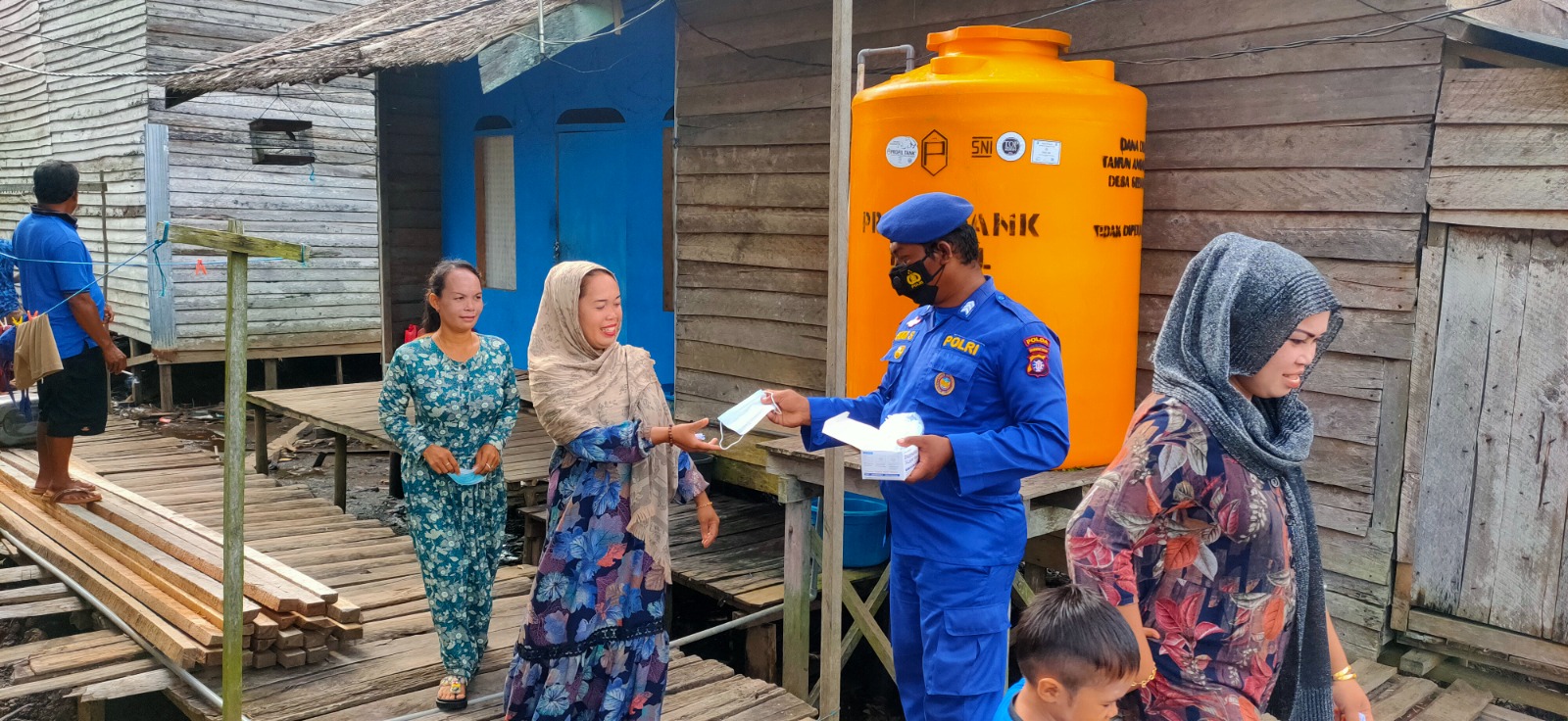 Kabut Asap Kian Pekat Ditpolairud Bagikan Masker Pada Warga Desa Sebangau Jaya