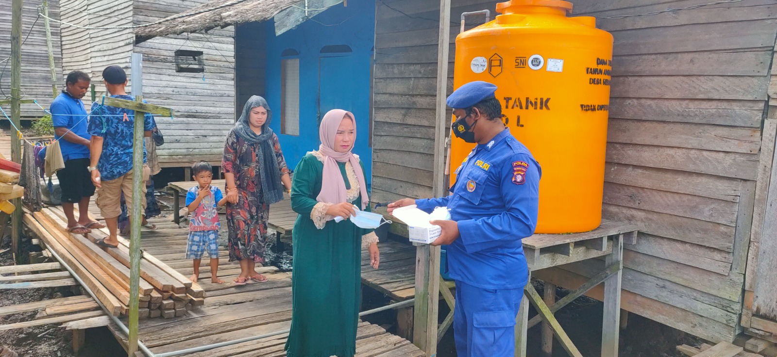 Kabut Asap Kian Pekat Ditpolairud Bagikan Masker Pada Warga Desa Sebangau Jaya