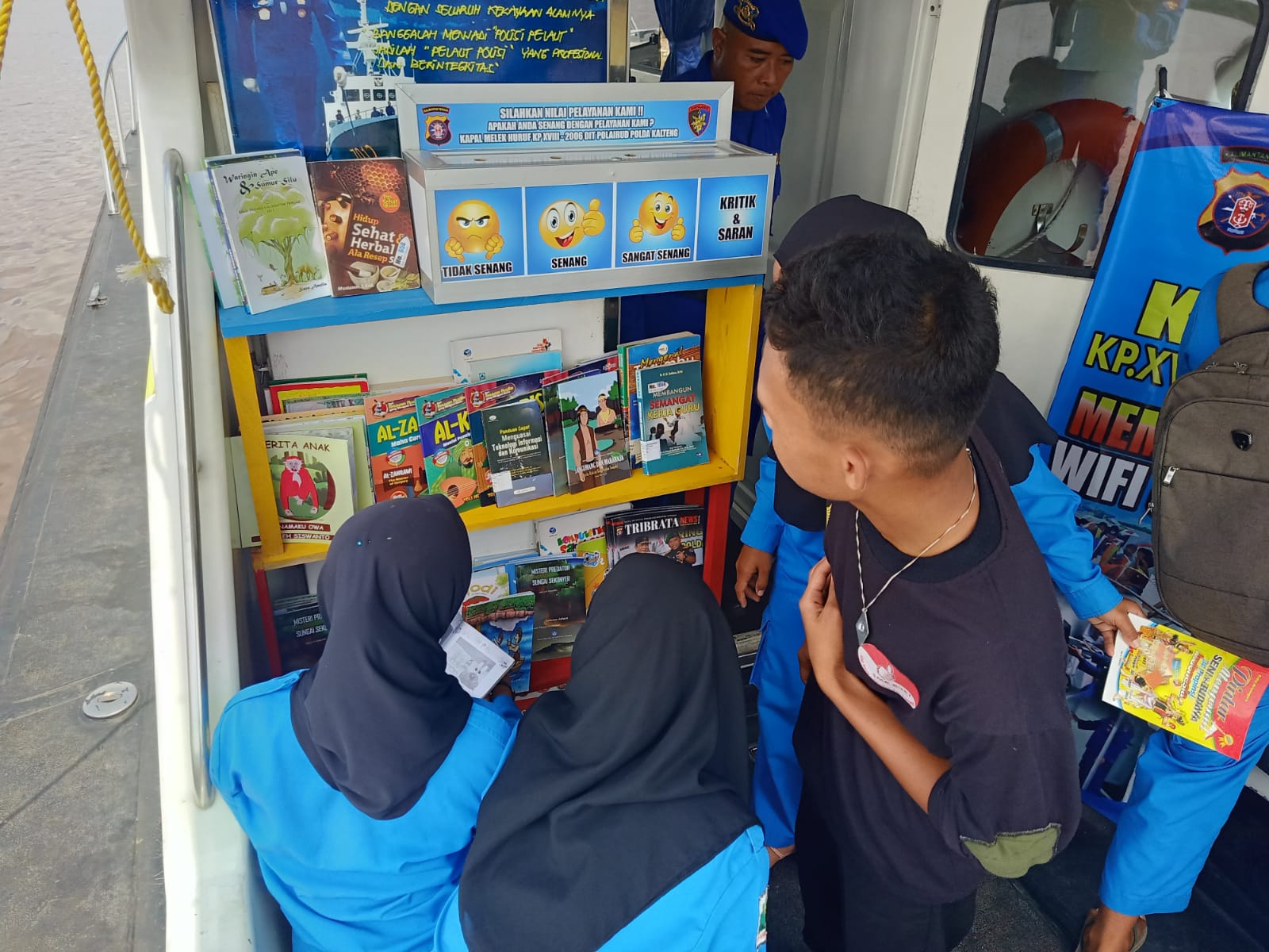 Personel Kapal Patroli KP XVIII - 2006 Tunjukkan Pada Pelajar Bahwa Belajar Bisa Dimana Saja