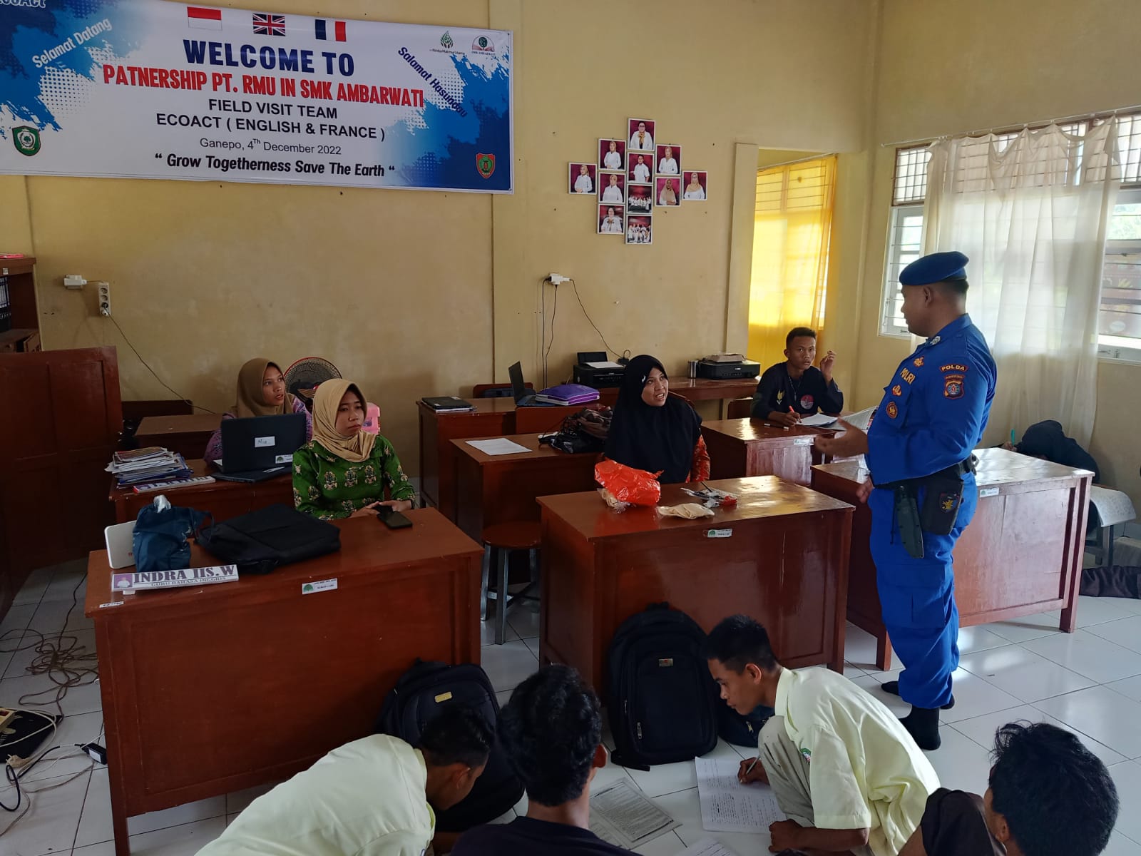 Personel Kapal Patroli KP XVIII - 2006 Tunjukkan Pada Pelajar Bahwa Belajar Bisa Dimana Saja