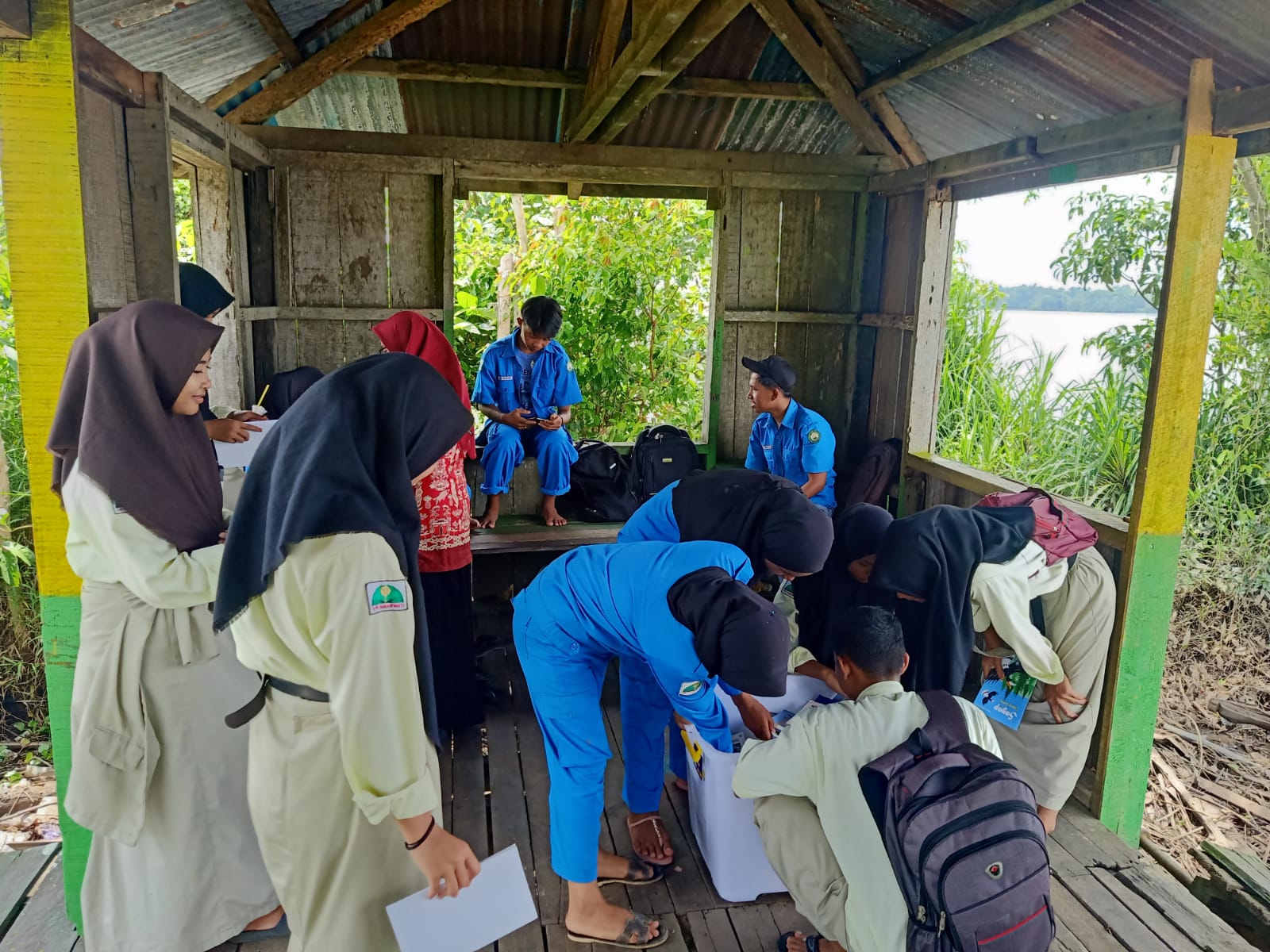 Personel Kapal Patroli KP XVIII - 2006 Tunjukkan Pada Pelajar Bahwa Belajar Bisa Dimana Saja