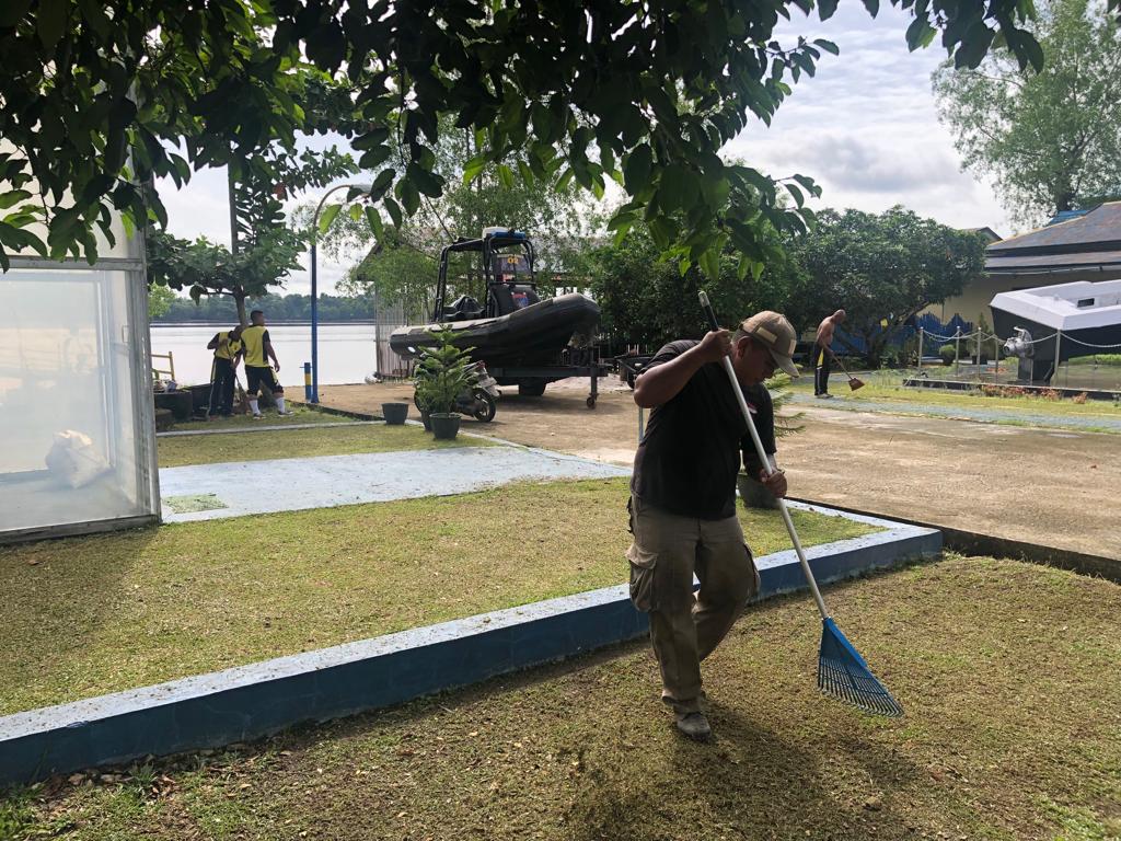 Jumat Sehat Jumat Bersih , Personel Ditpolairud Laksanakan Olahraga Dan Korve Halaman Mako