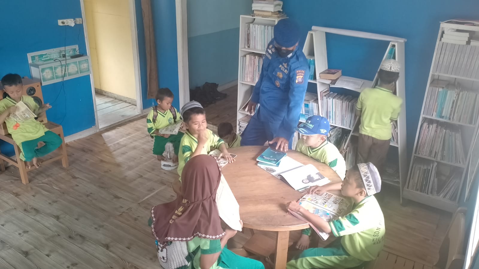 Antusias Siswa - Siswi SDN Perawan Besar Belajar Di Pondok Baca Mako Perwakilan Bahaur