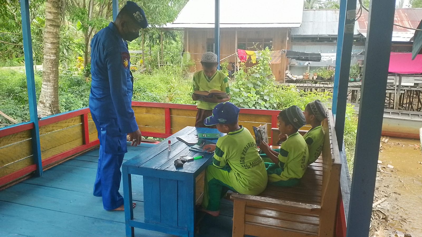 Antusias Siswa - Siswi SDN Perawan Besar Belajar Di Pondok Baca Mako Perwakilan Bahaur