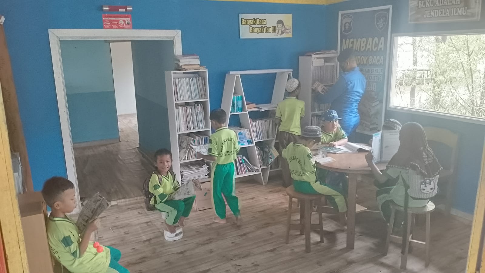 Antusias Siswa - Siswi SDN Perawan Besar Belajar Di Pondok Baca Mako Perwakilan Bahaur