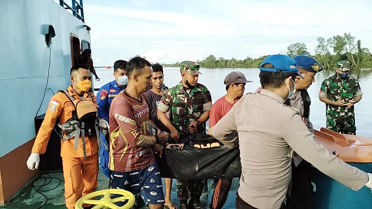 Terima Laporan Dari Agensi Pelayaran, Personel Ditpolairud Bersama Tim SAR Gabungan Evakuasi Jenazah di TB.VIKING LAUT