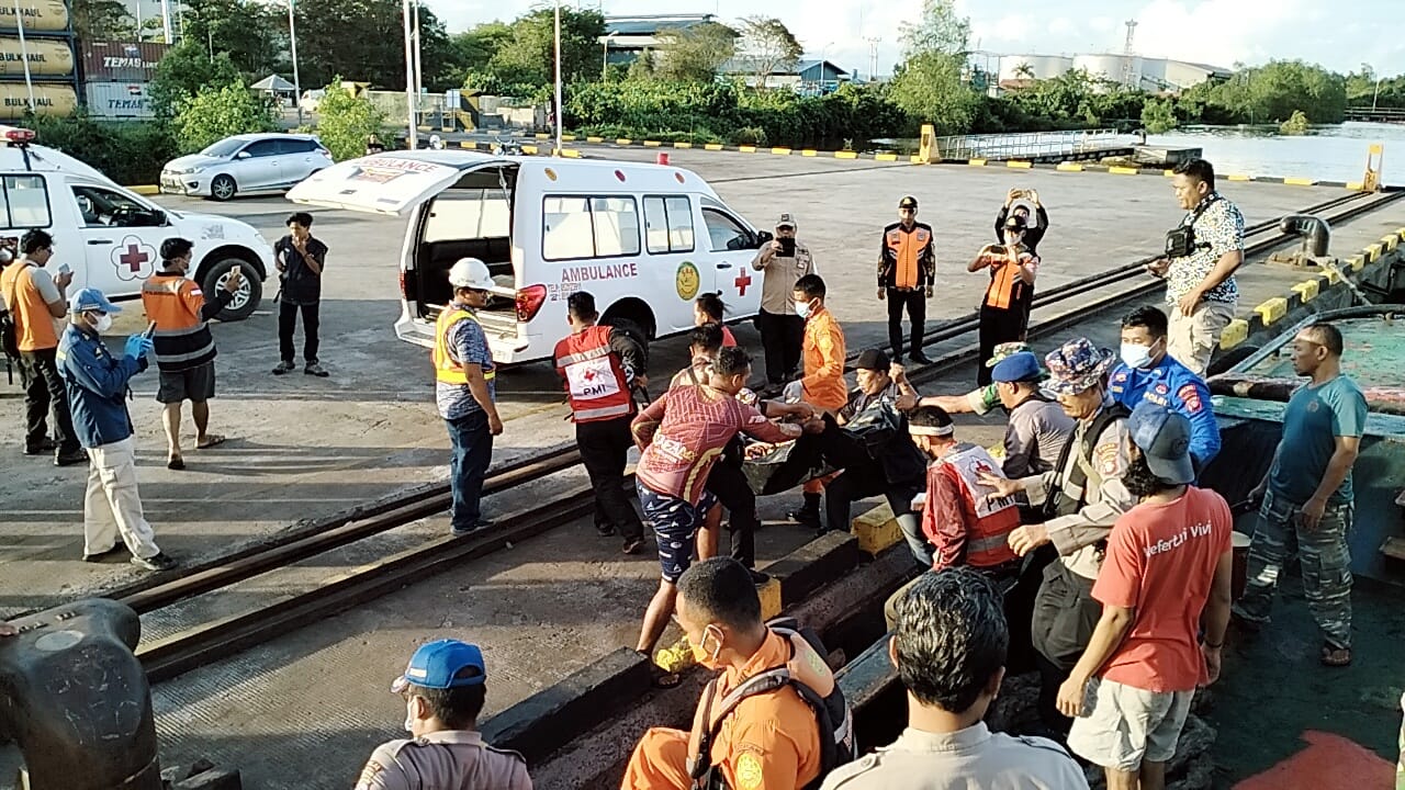 Terima Laporan Dari Agensi Pelayaran, Personel Ditpolairud Bersama Tim SAR Gabungan Evakuasi Jenazah di TB.VIKING LAUT