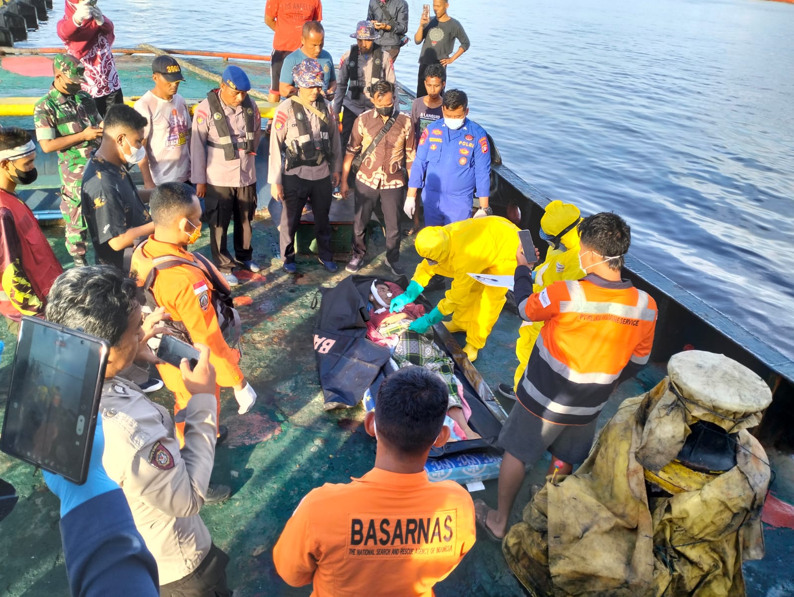 Terima Laporan Dari Agensi Pelayaran, Personel Ditpolairud Bersama Tim SAR Gabungan Evakuasi Jenazah di TB.VIKING LAUT