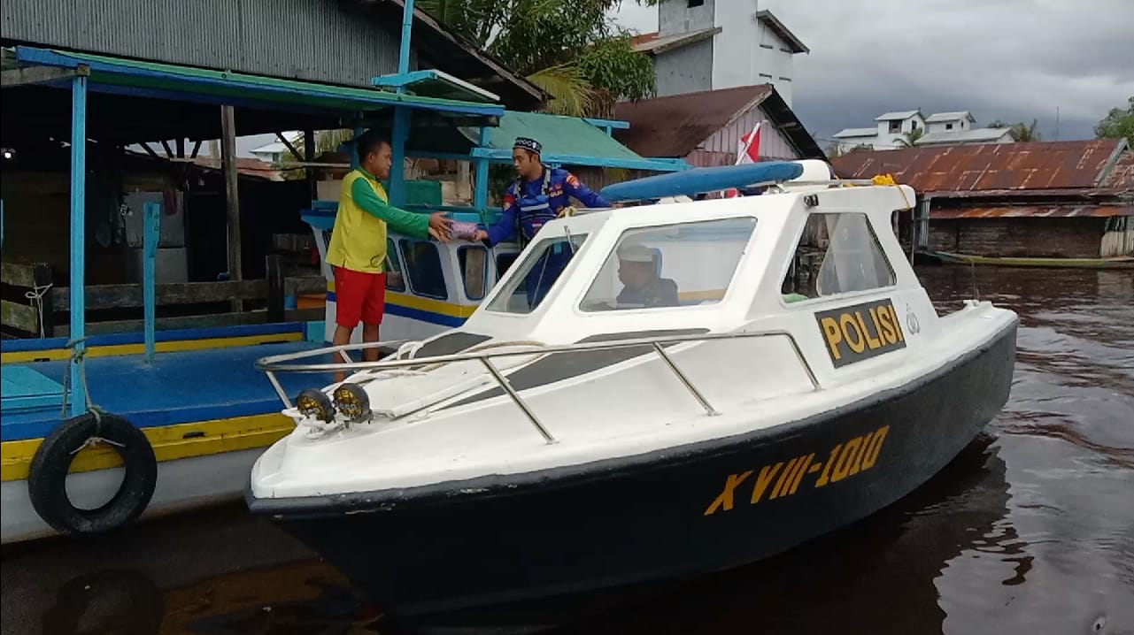 Ditpolairud Berbagi Keberkahan Takjil Ramadhan Kepada Masyarakat Pesisir