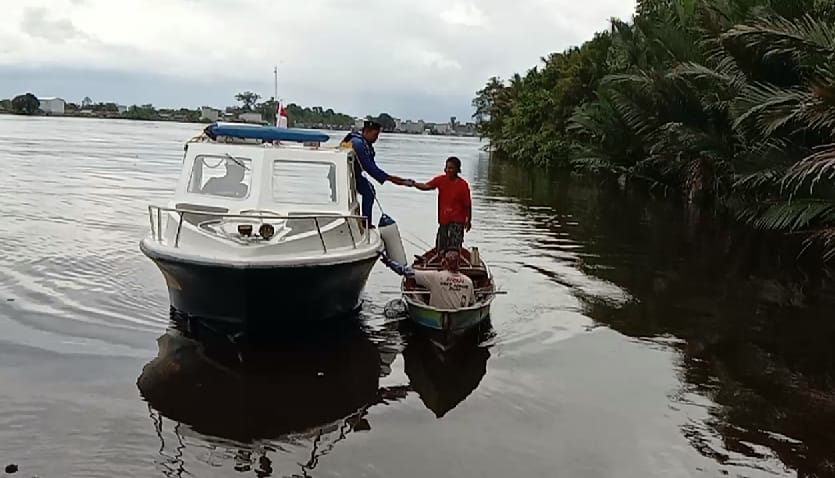 Ditpolairud Berbagi Keberkahan Takjil Ramadhan Kepada Masyarakat Pesisir