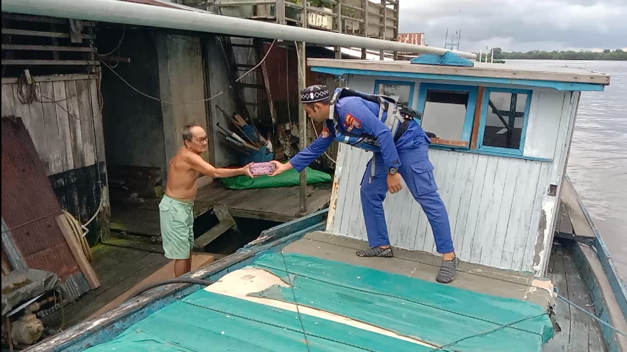 Ditpolairud Berbagi Keberkahan Takjil Ramadhan Kepada Masyarakat Pesisir