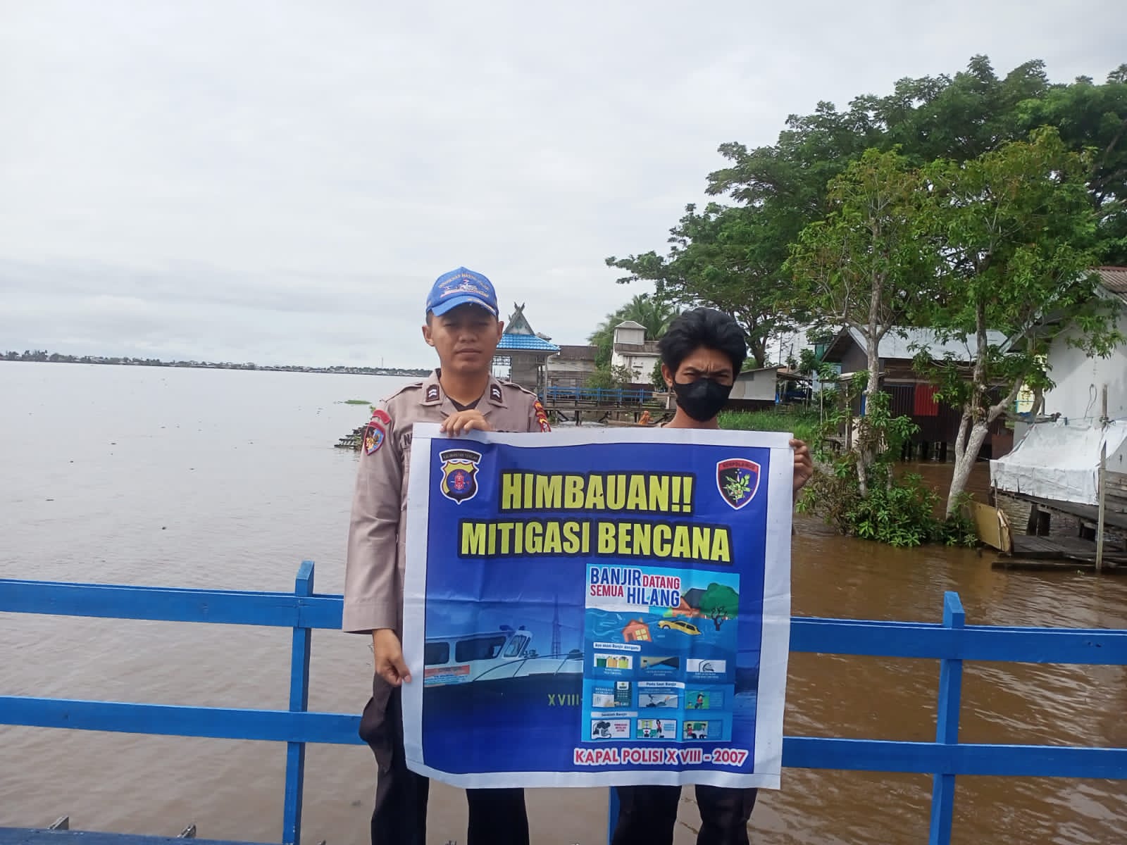 Begini Upaya Komandan Kapal KP XVIII-2007 Berserta ABK Ditpolairud Antisipasi Dampak Bencana Di Das Barito