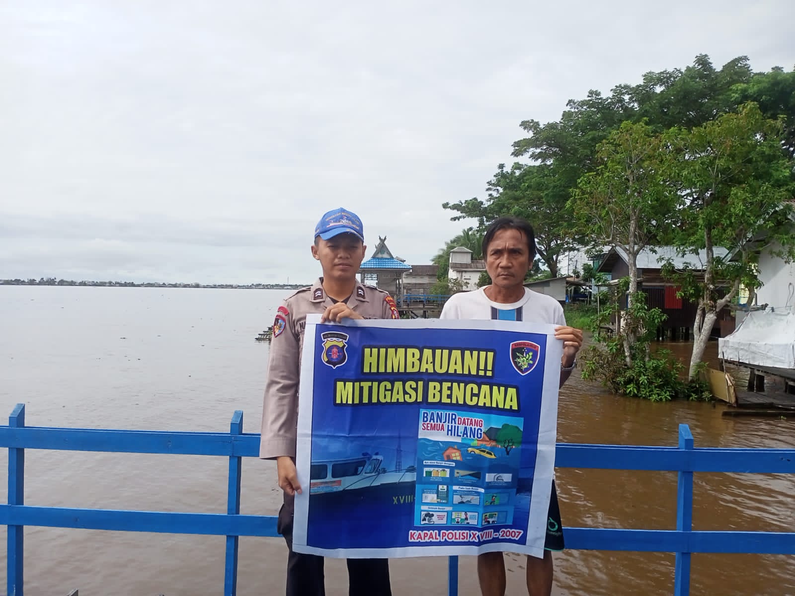 Begini Upaya Komandan Kapal KP XVIII-2007 Berserta ABK Ditpolairud Antisipasi Dampak Bencana Di Das Barito