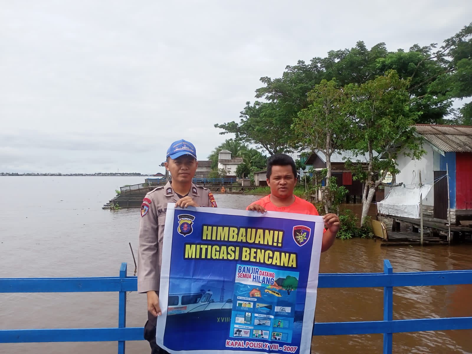 Begini Upaya Komandan Kapal KP XVIII-2007 Berserta ABK Ditpolairud Antisipasi Dampak Bencana Di Das Barito