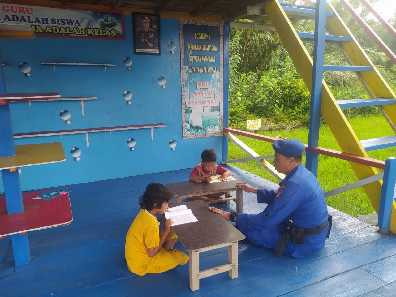 Bangun Masa Depan Anak Bangsa, Personel Ditpolairud Bimbing Anak-Anak Pesisir Belajar Membaca