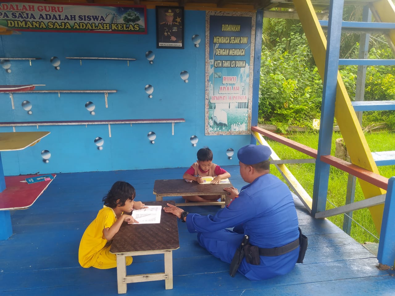 Bangun Masa Depan Anak Bangsa, Personel Ditpolairud Bimbing Anak-Anak Pesisir Belajar Membaca