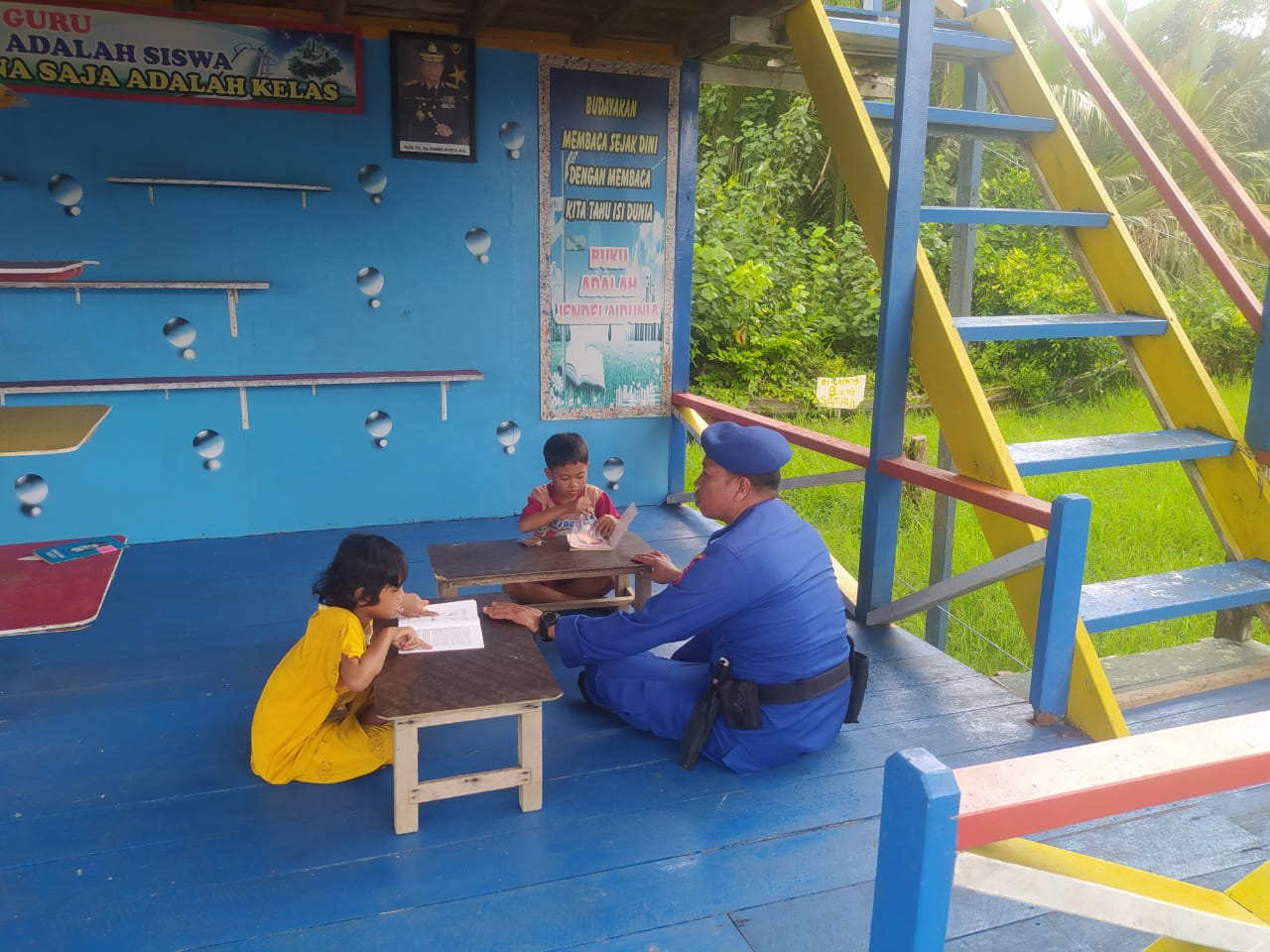 Bangun Masa Depan Anak Bangsa, Personel Ditpolairud Bimbing Anak-Anak Pesisir Belajar Membaca