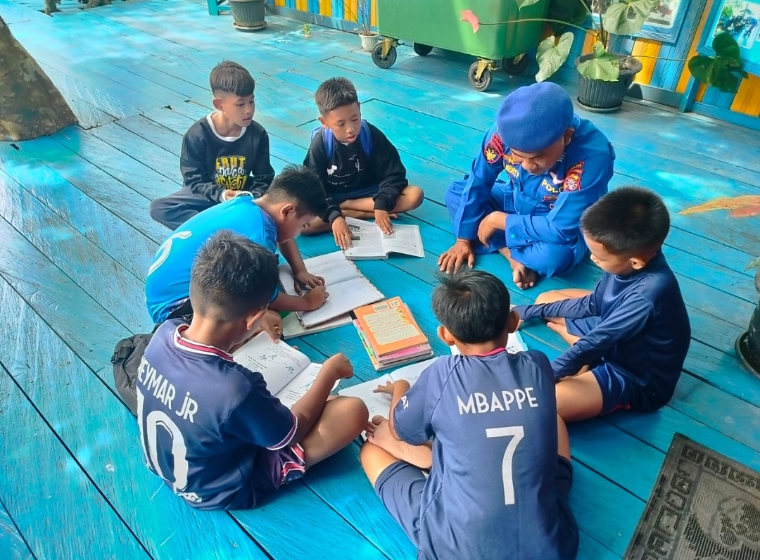 Konsistensi Ditpolairud Dalam Meningkatkan Wawasan Anak Pesisir Melalui Pondok Baca Melek Huruf