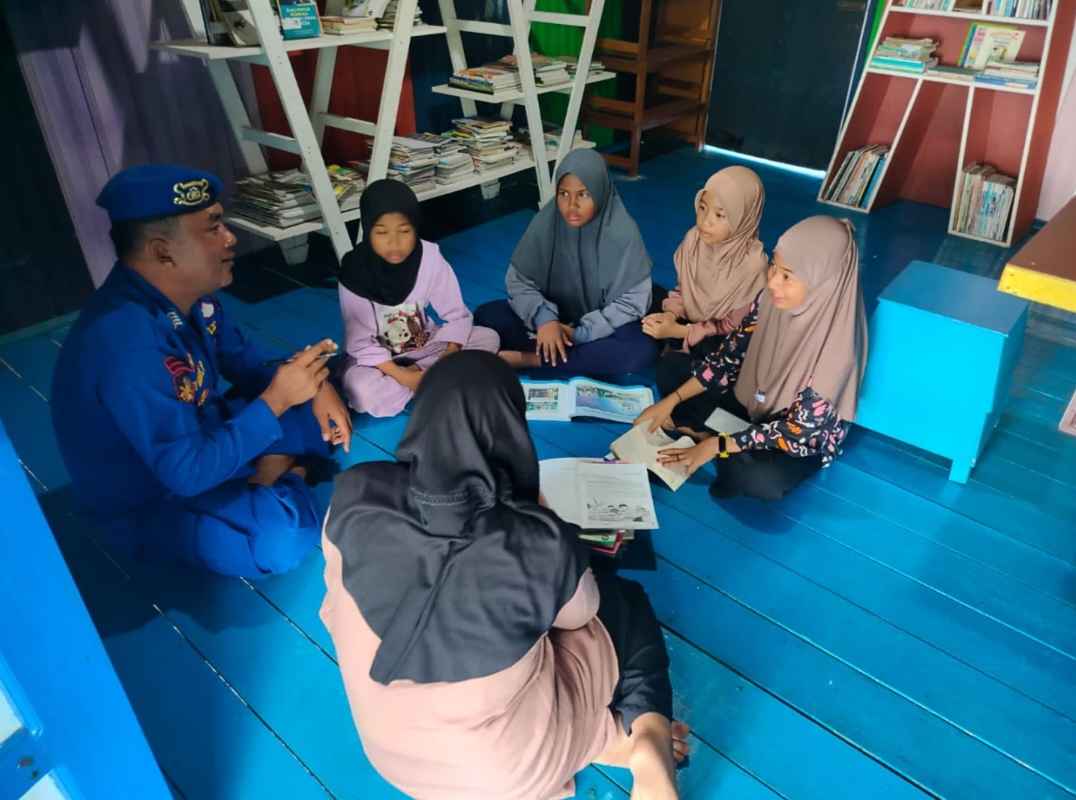 Konsistensi Ditpolairud Dalam Meningkatkan Wawasan Anak Pesisir Melalui Pondok Baca Melek Huruf