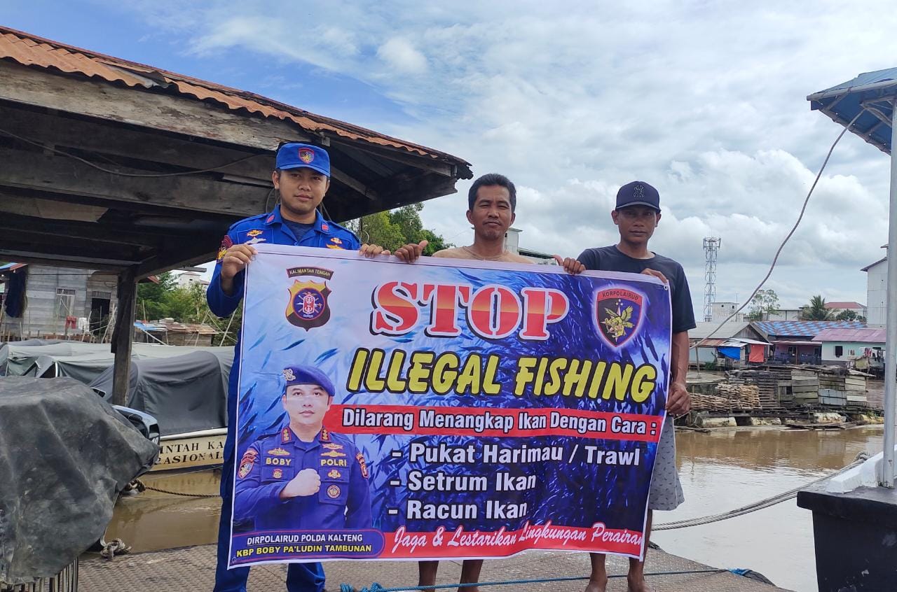 Cegah Ilegal Fishing, Personel KP XVIII- 2001 Ditpolairud Berikan Edukasi Kepada Masyarakat Bantaran Sungai Barito