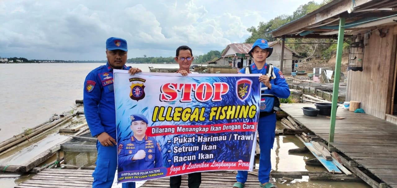 Cegah Ilegal Fishing, Personel KP XVIII- 2001 Ditpolairud Berikan Edukasi Kepada Masyarakat Bantaran Sungai Barito