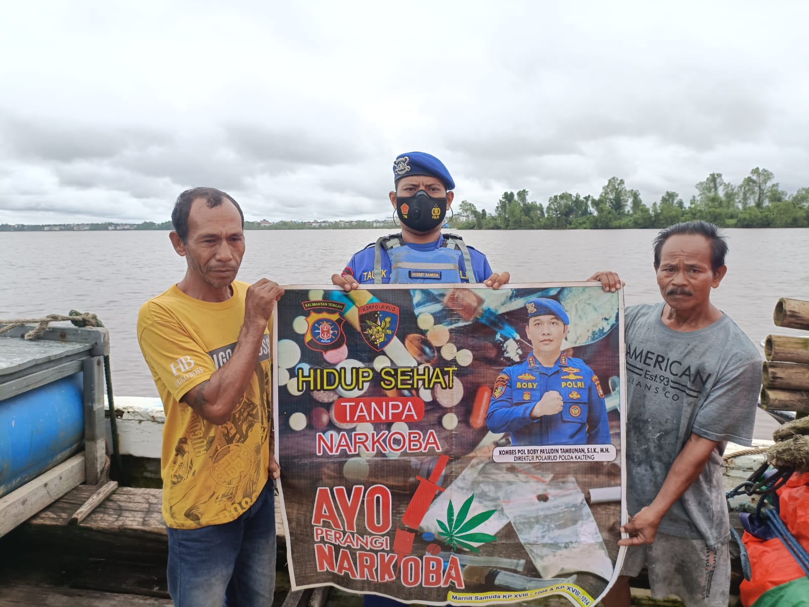 Sapa Pengguna Transportasi Air, Personel Ditpolairud Ajak Masyarakat Samuda Untuk jauhi Narkoba