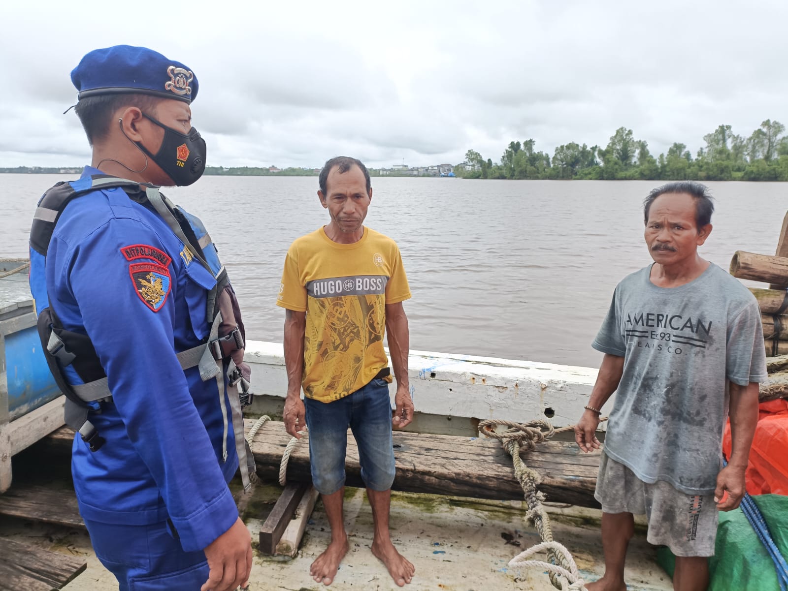 Sapa Pengguna Transportasi Air, Personel Ditpolairud Ajak Masyarakat Samuda Untuk jauhi Narkoba