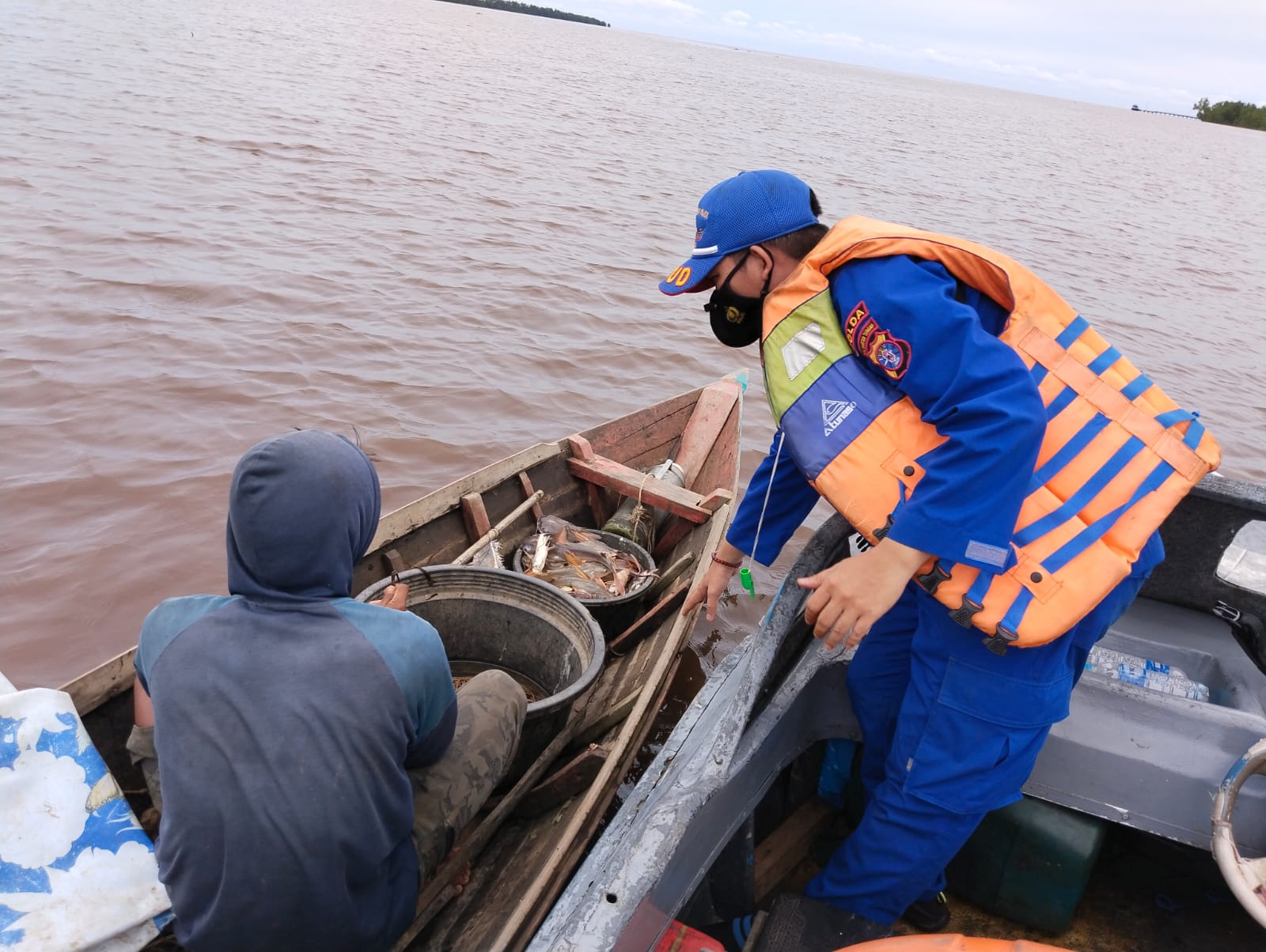 Sambangi Nelayan Di Muara Sungai Kapuas, Ditpolairud Imbau Agar Waspada Cuaca