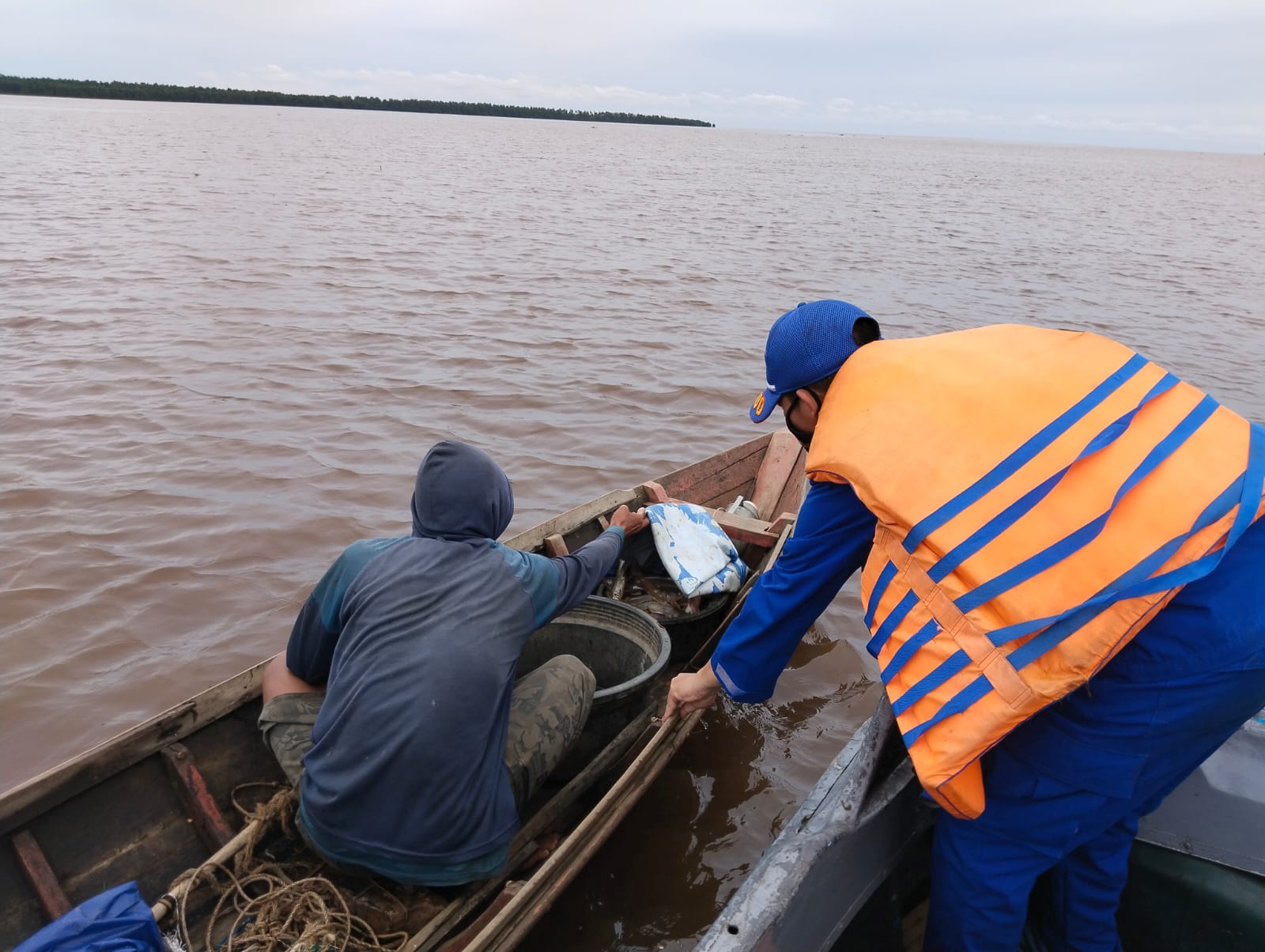 Sambangi Nelayan Di Muara Sungai Kapuas, Ditpolairud Imbau Agar Waspada Cuaca